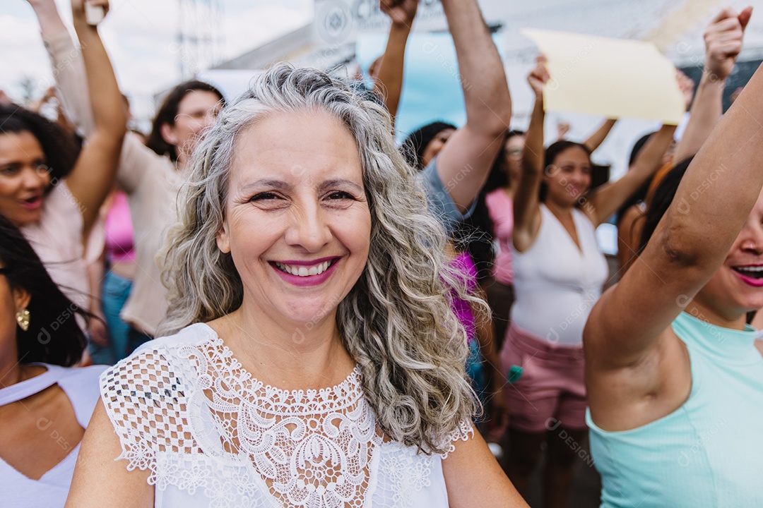 Grupo de pessoas em manifestação