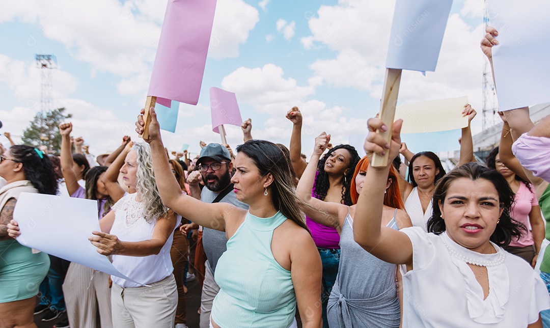 Grupo de pessoas em manifestação