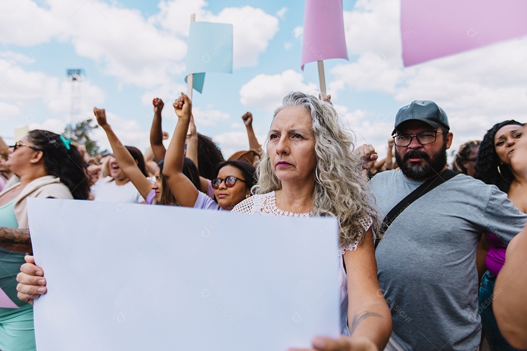 Grupo de pessoas em manifestação