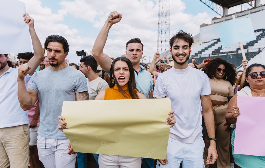 Grupo de pessoas em manifestação