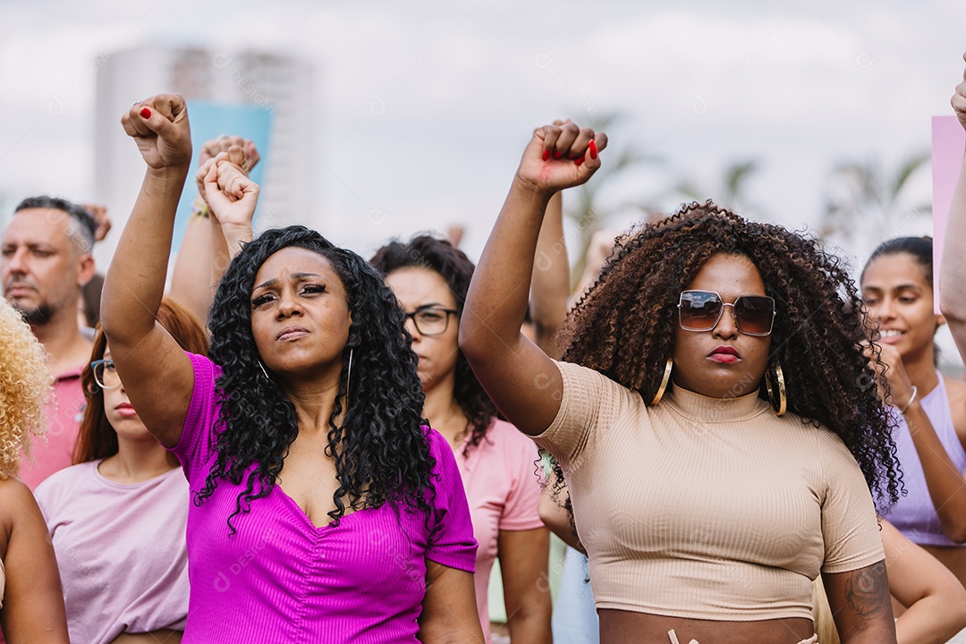 Grupo de pessoas em manifestação
