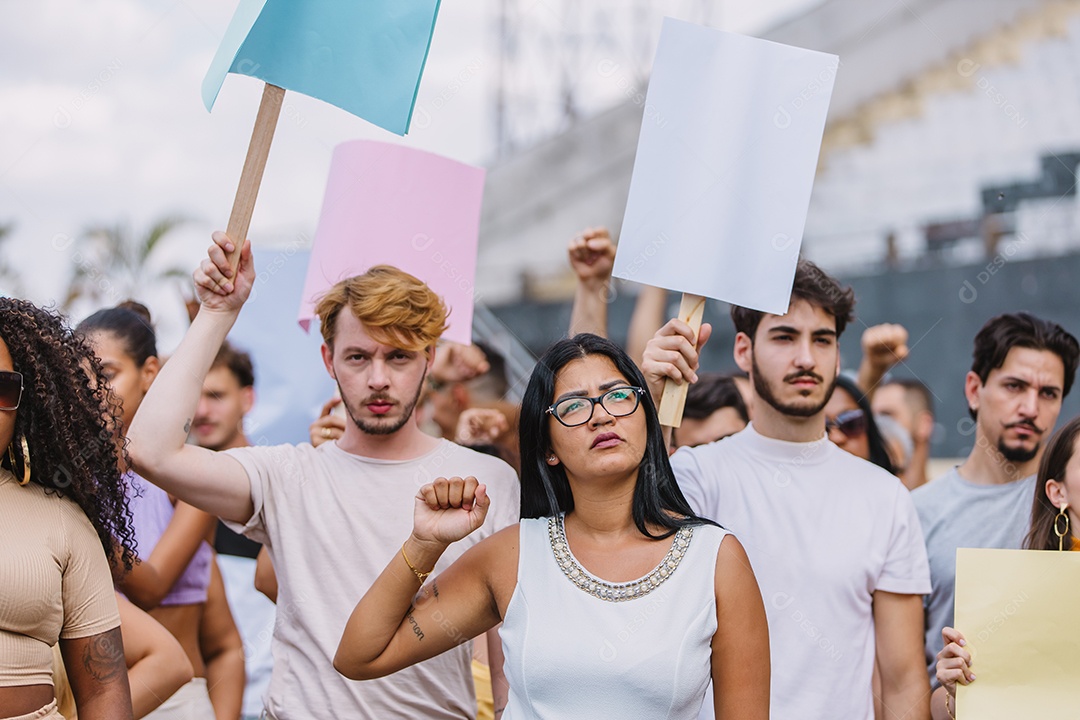 Grupo de pessoas em manifestação
