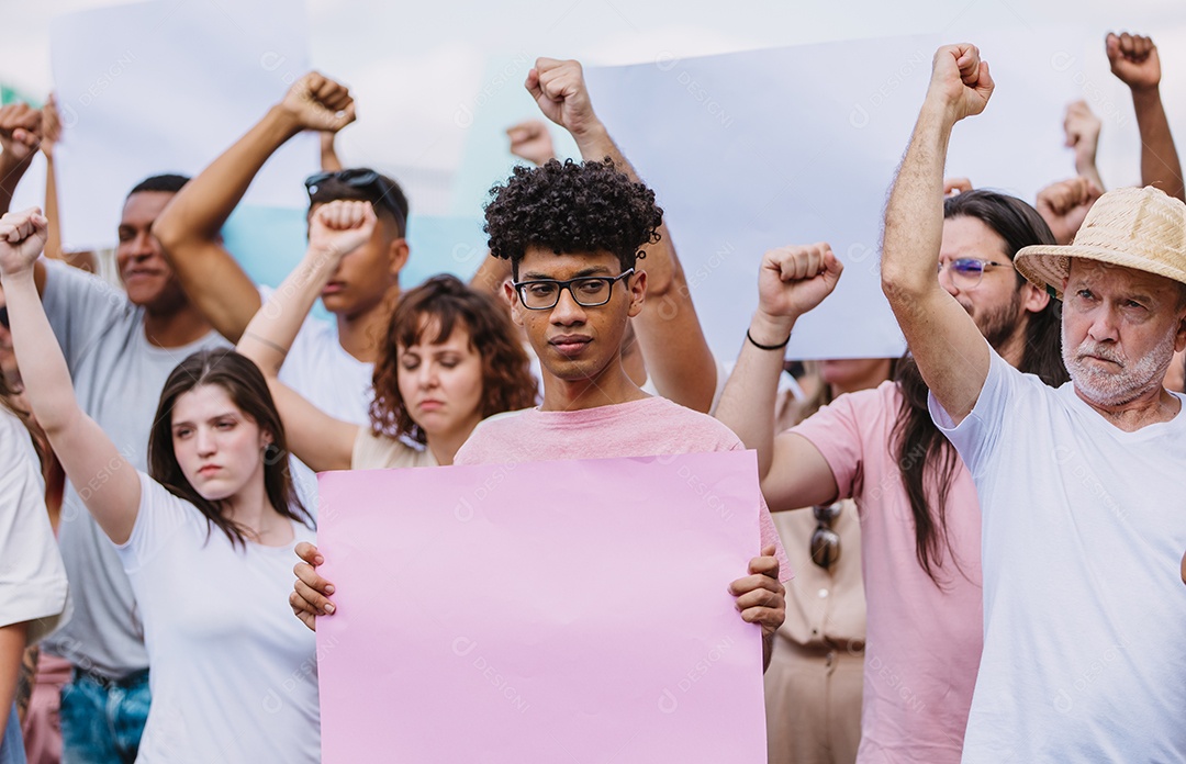 Grupo de pessoas em manifestação