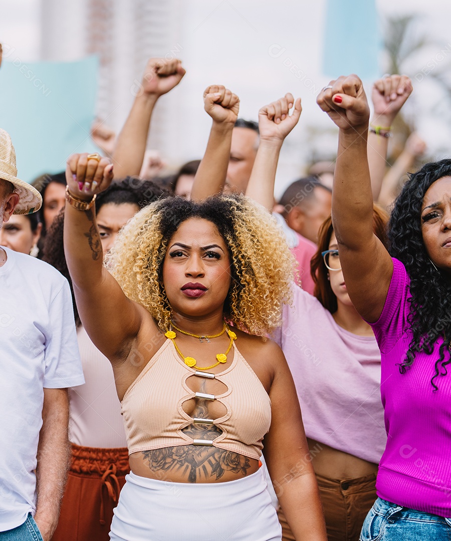 Grupo de pessoas em manifestação