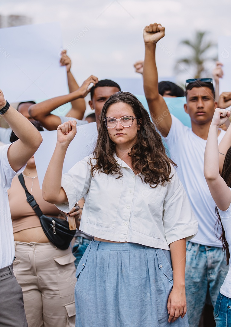 Grupo de pessoas em manifestação