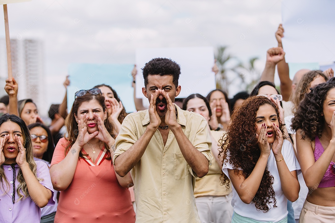 Grupo de pessoas em manifestação
