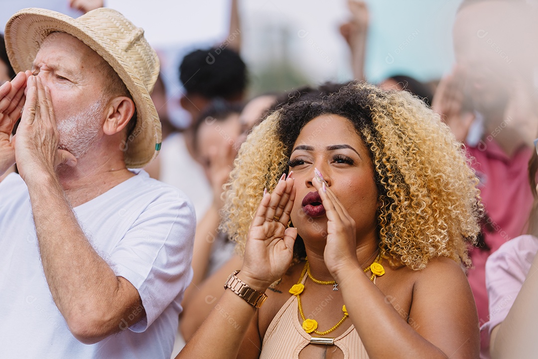 Grupo de pessoas em manifestação