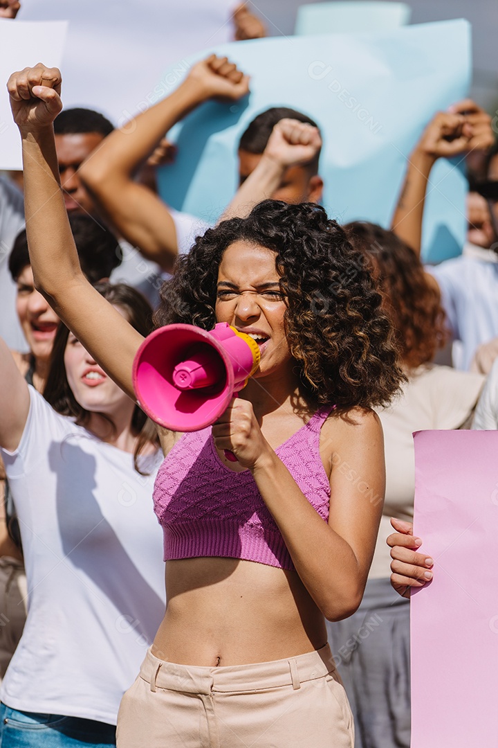 Grupo de pessoas em manifestação