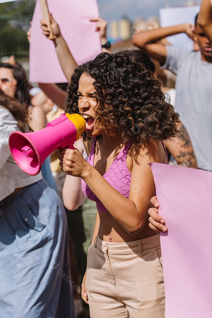 Grupo de pessoas em manifestação