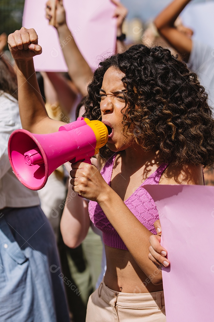 Pessoas jovens multidão manifestação protestos cartaz cartazes imagem JPG