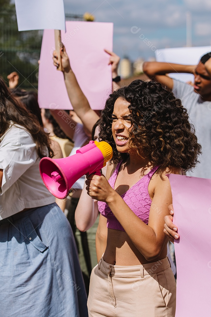 Grupo de pessoas em manifestação