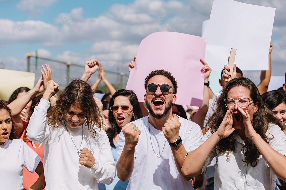 Grupo de pessoas em manifestação