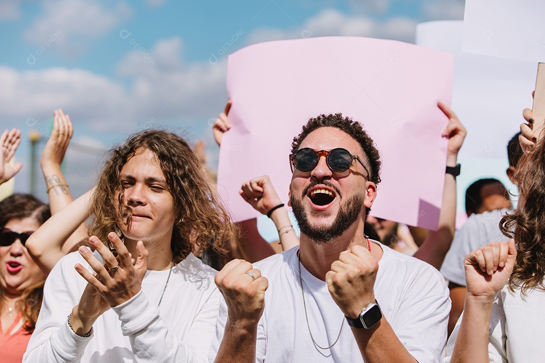 Grupo de pessoas em manifestação