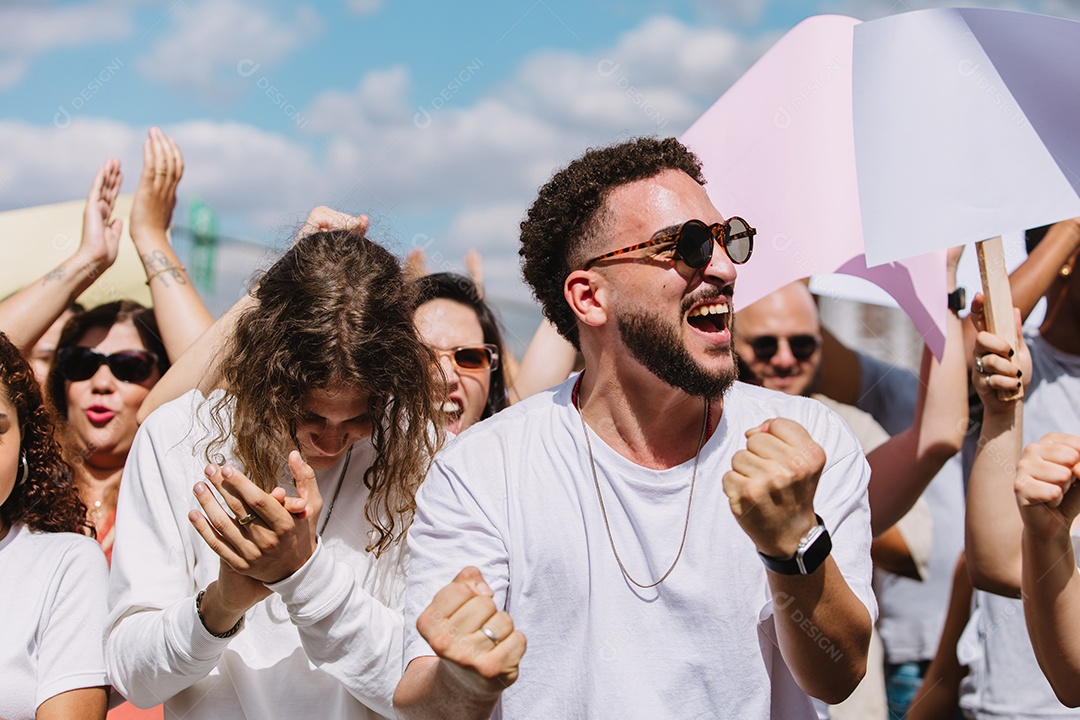 Grupo de pessoas em manifestação