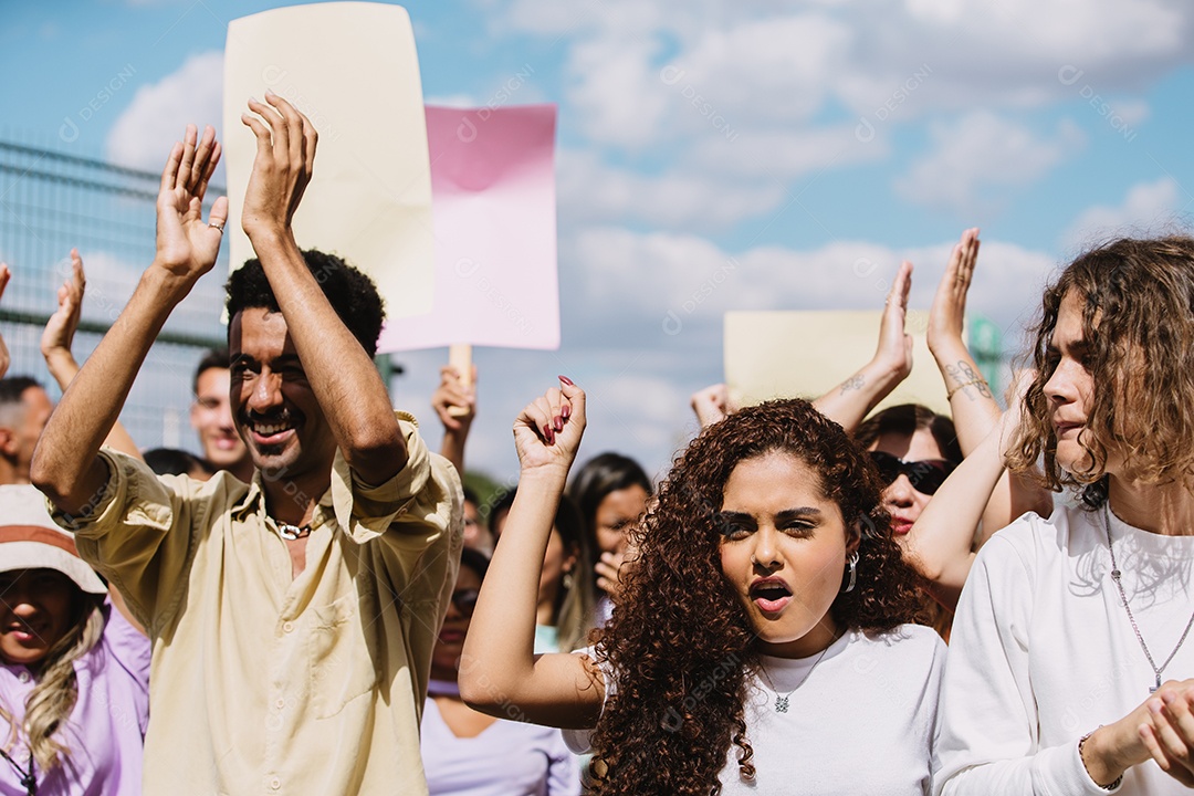 Grupo de pessoas em manifestação