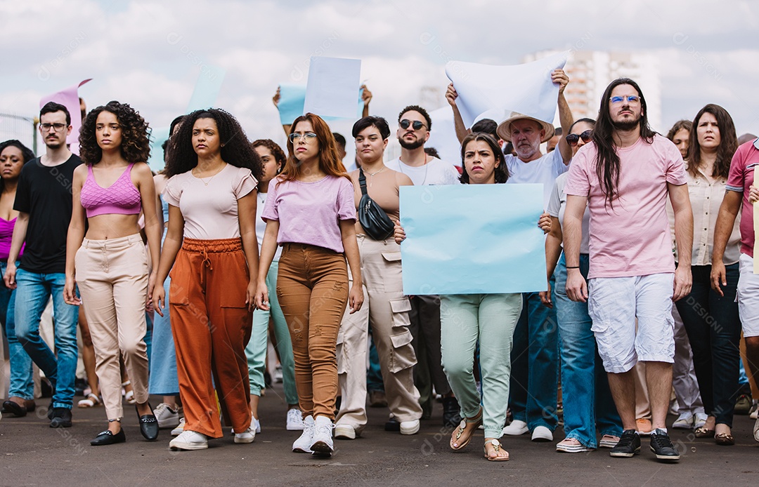 Grupo de pessoas em manifestação