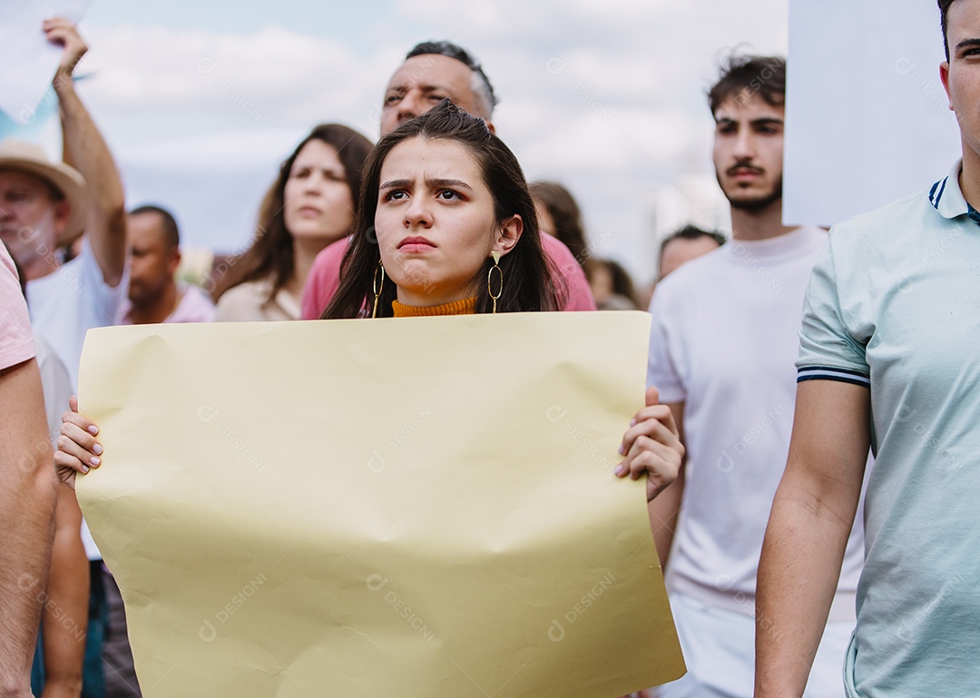 Grupo de pessoas em manifestação