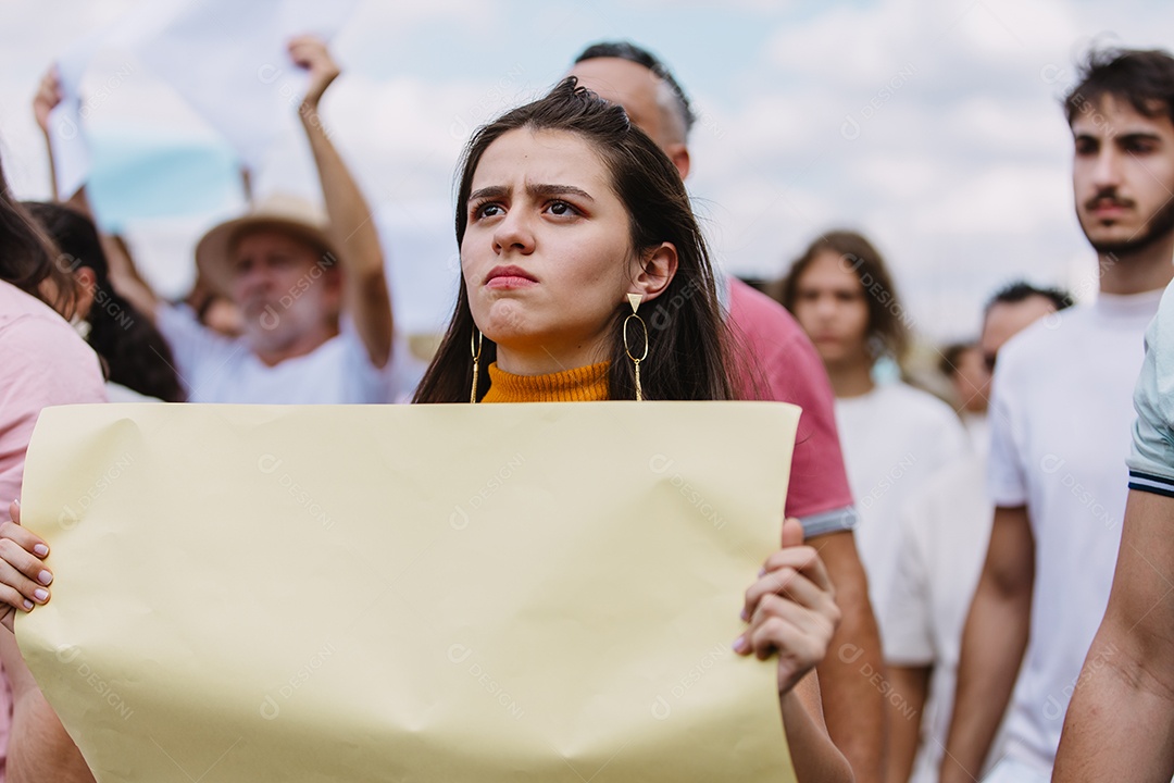 Grupo de pessoas em manifestação