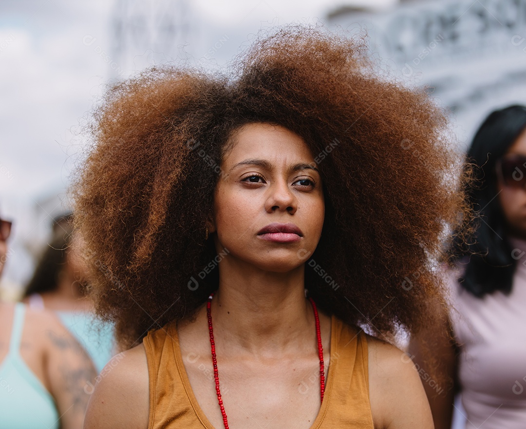 Grupo de pessoas em manifestação