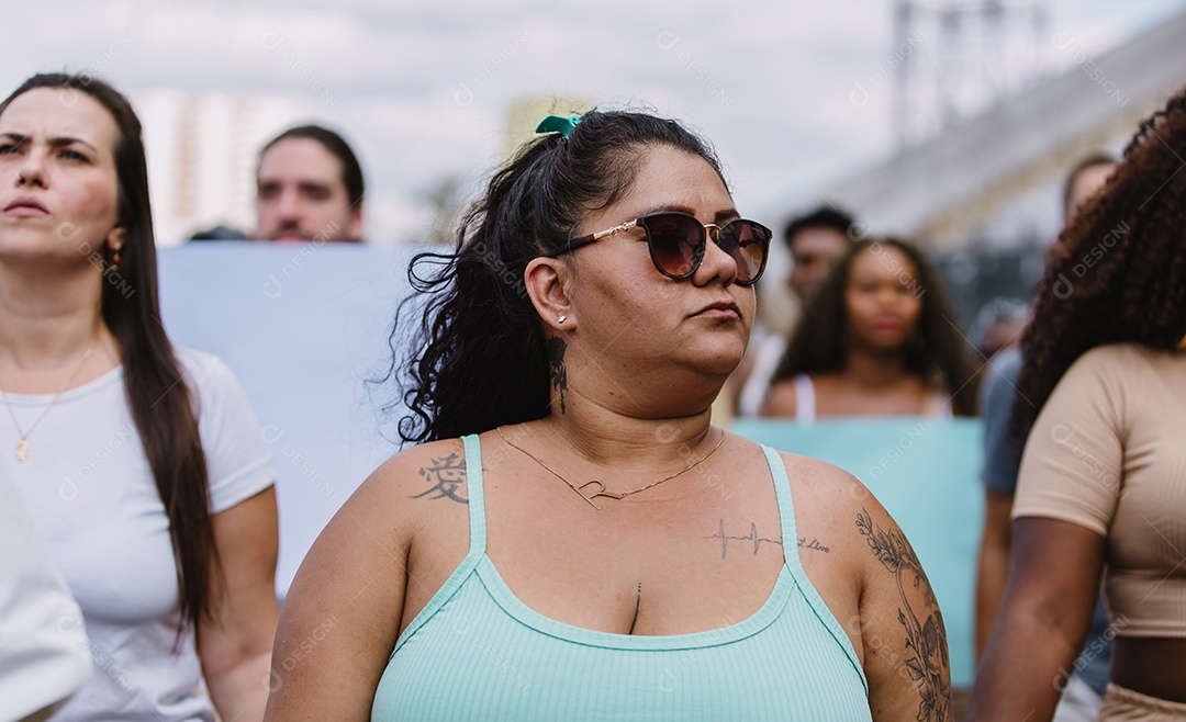 Grupo de pessoas em manifestação