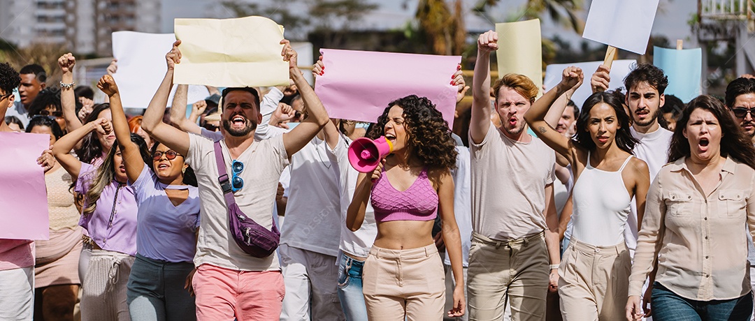 Grupo de pessoas em manifestação