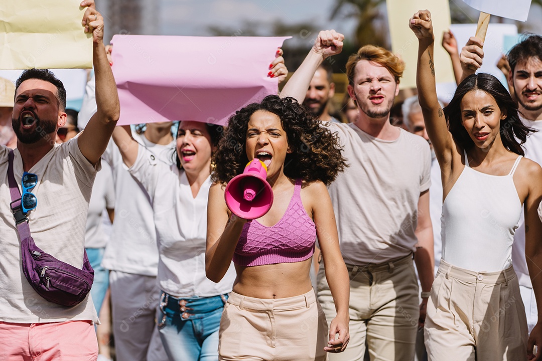 Grupo de pessoas em manifestação