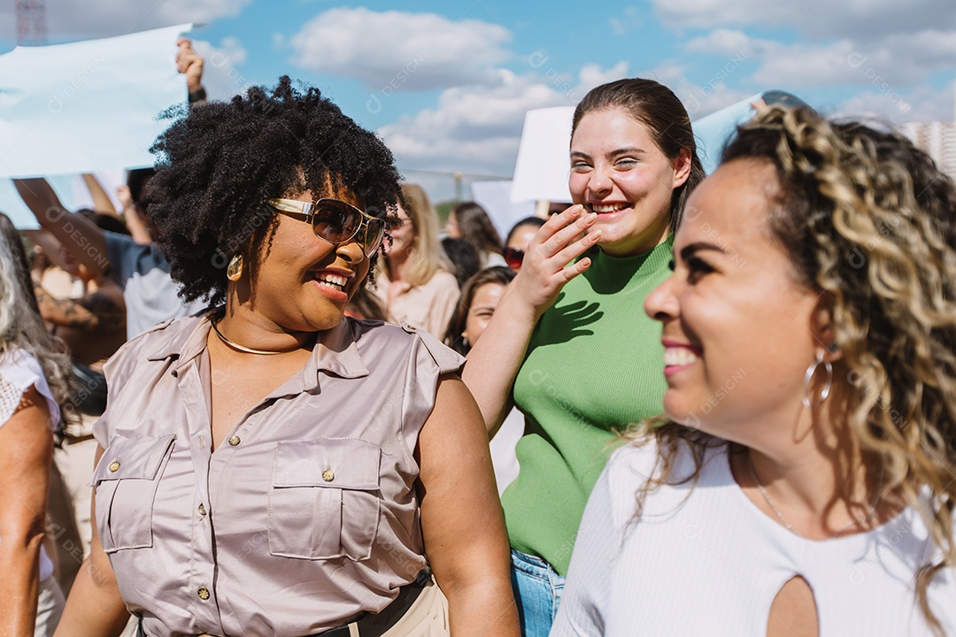 Grupo de pessoas em manifestação