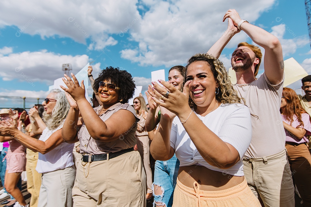 Grupo de pessoas em manifestação