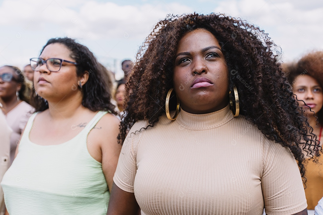 Grupo de pessoas em manifestação