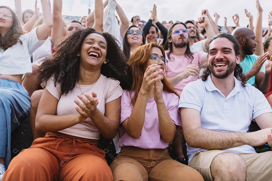 Pessoas jovens na multidão