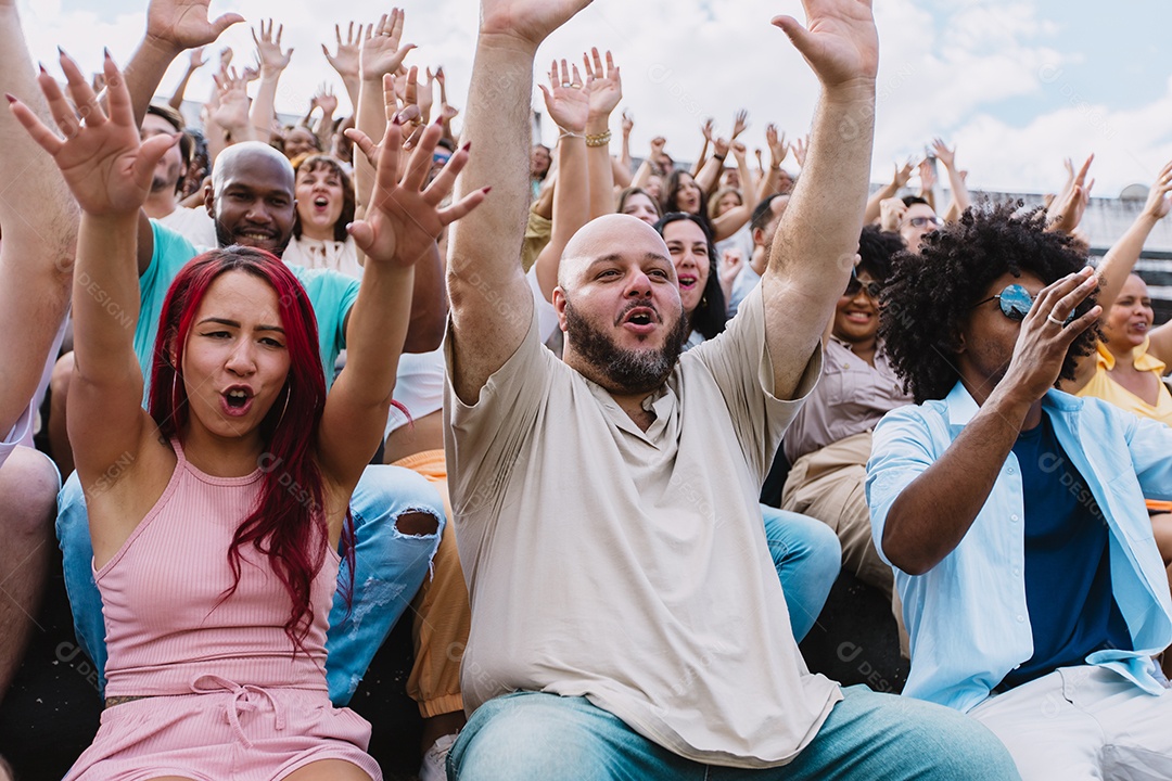 Pessoas jovens na multidão