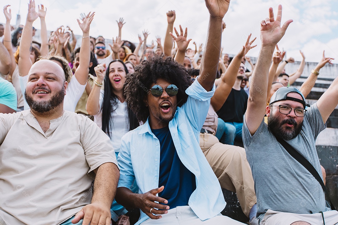 Pessoas jovens na multidão