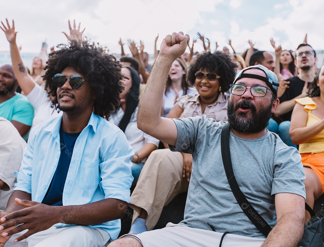 Pessoas jovens na multidão