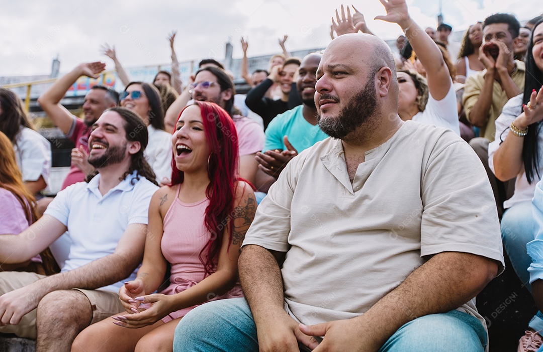 Pessoas jovens na multidão