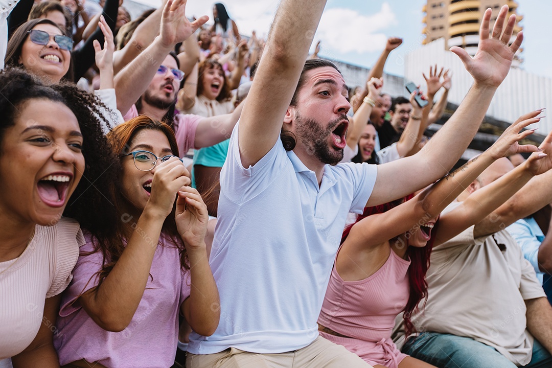 Pessoas jovens na multidão