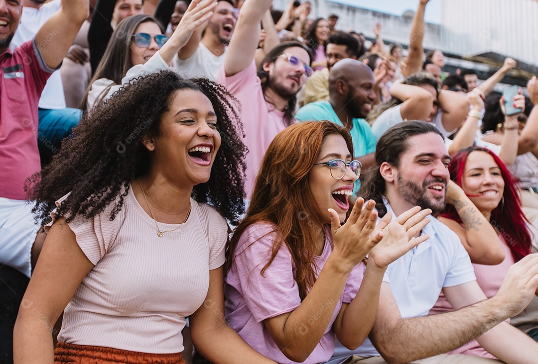 Pessoas jovens na multidão