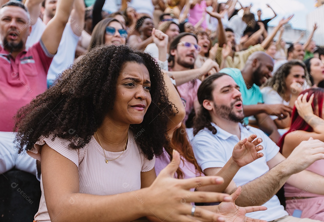 Pessoas jovens na multidão