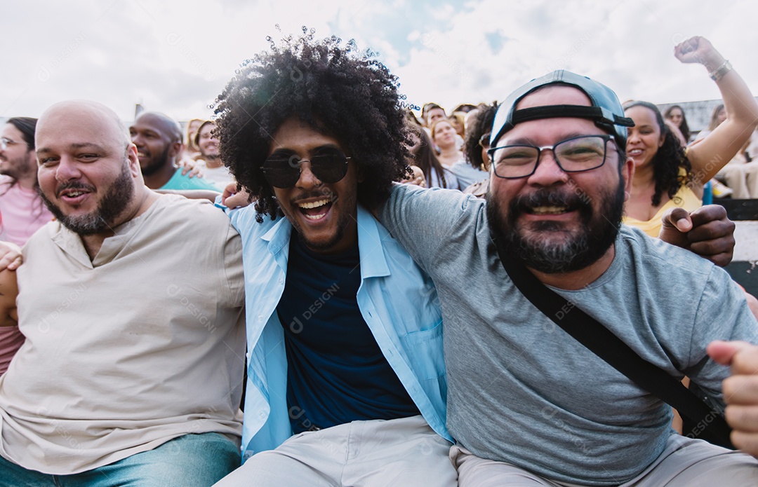 Pessoas jovens na multidão