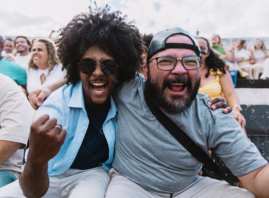 Pessoas jovens na multidão
