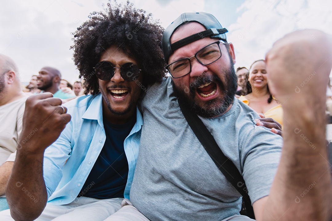 Pessoas jovens na multidão