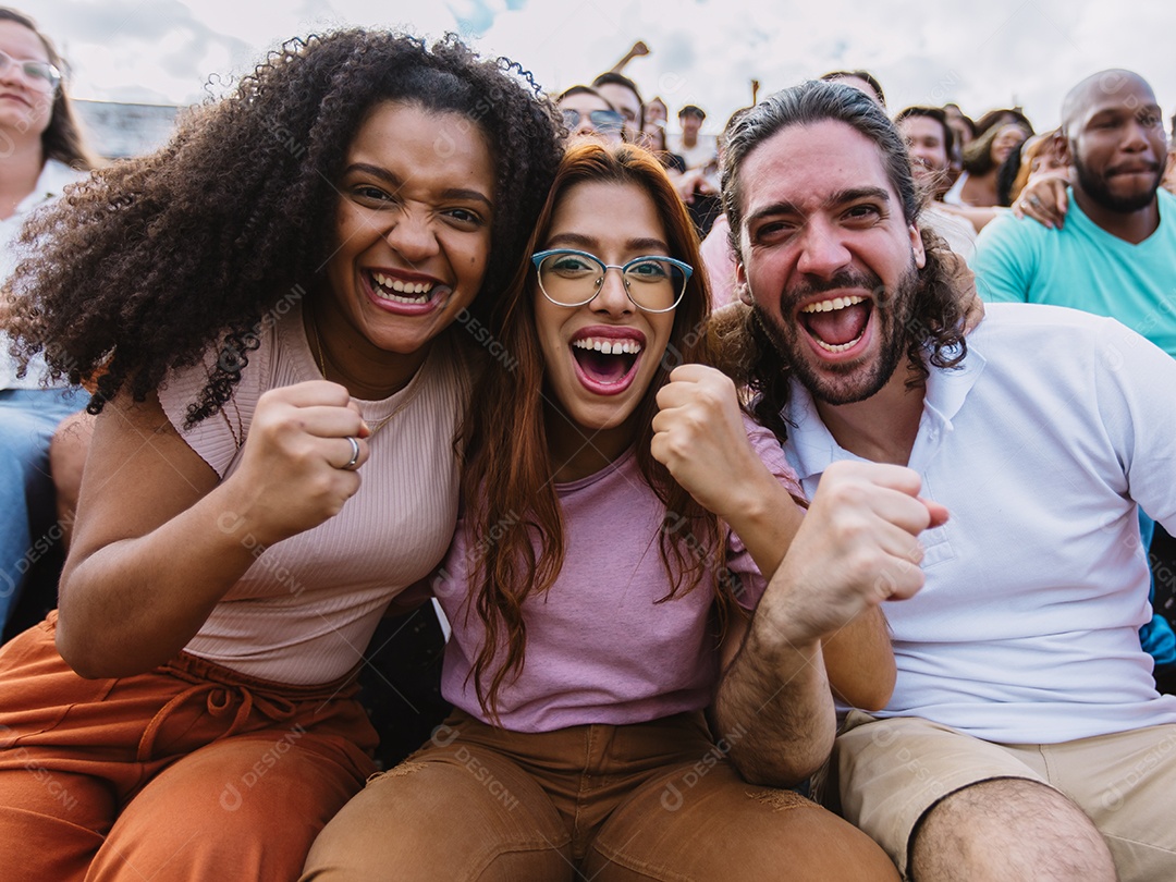 Pessoas jovens na multidão