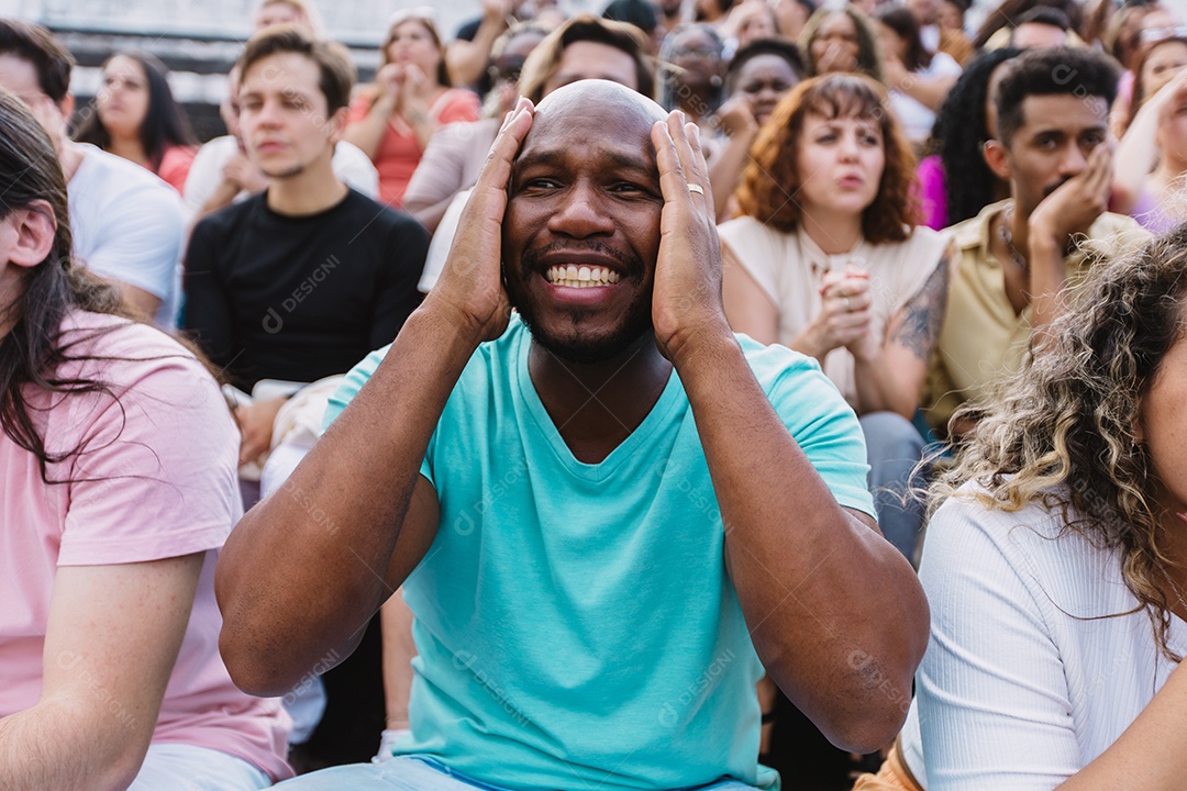Pessoas jovens na multidão
