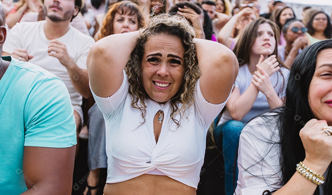 Pessoas jovens na multidão