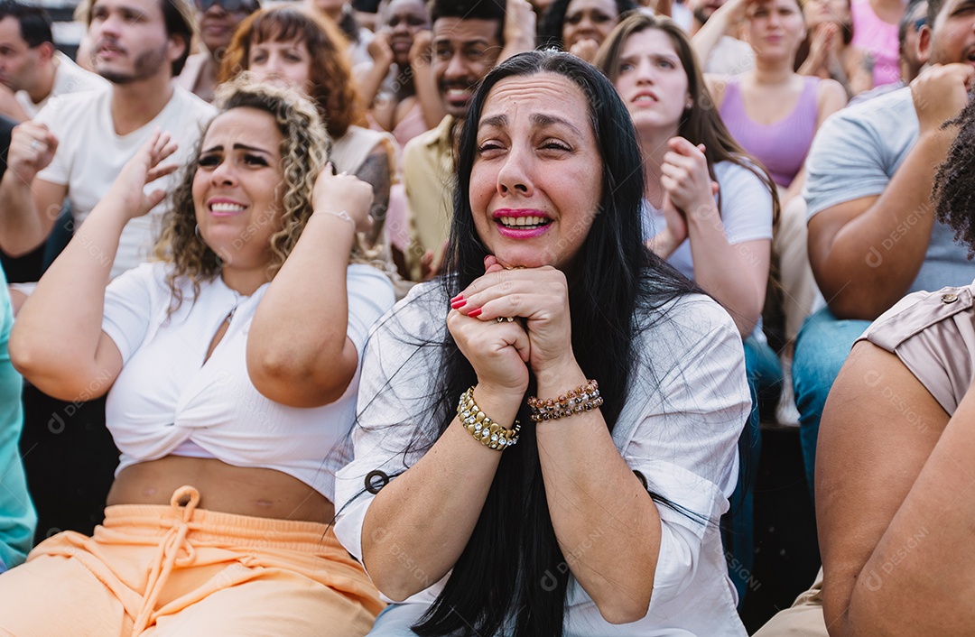 Pessoas jovens na multidão