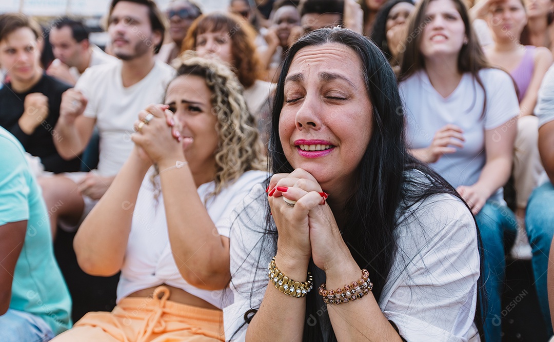 Pessoas jovens na multidão