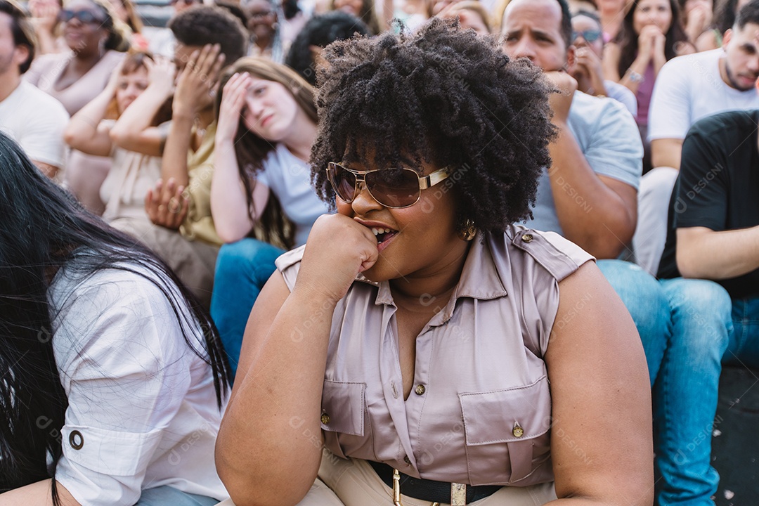 Pessoas jovens na multidão