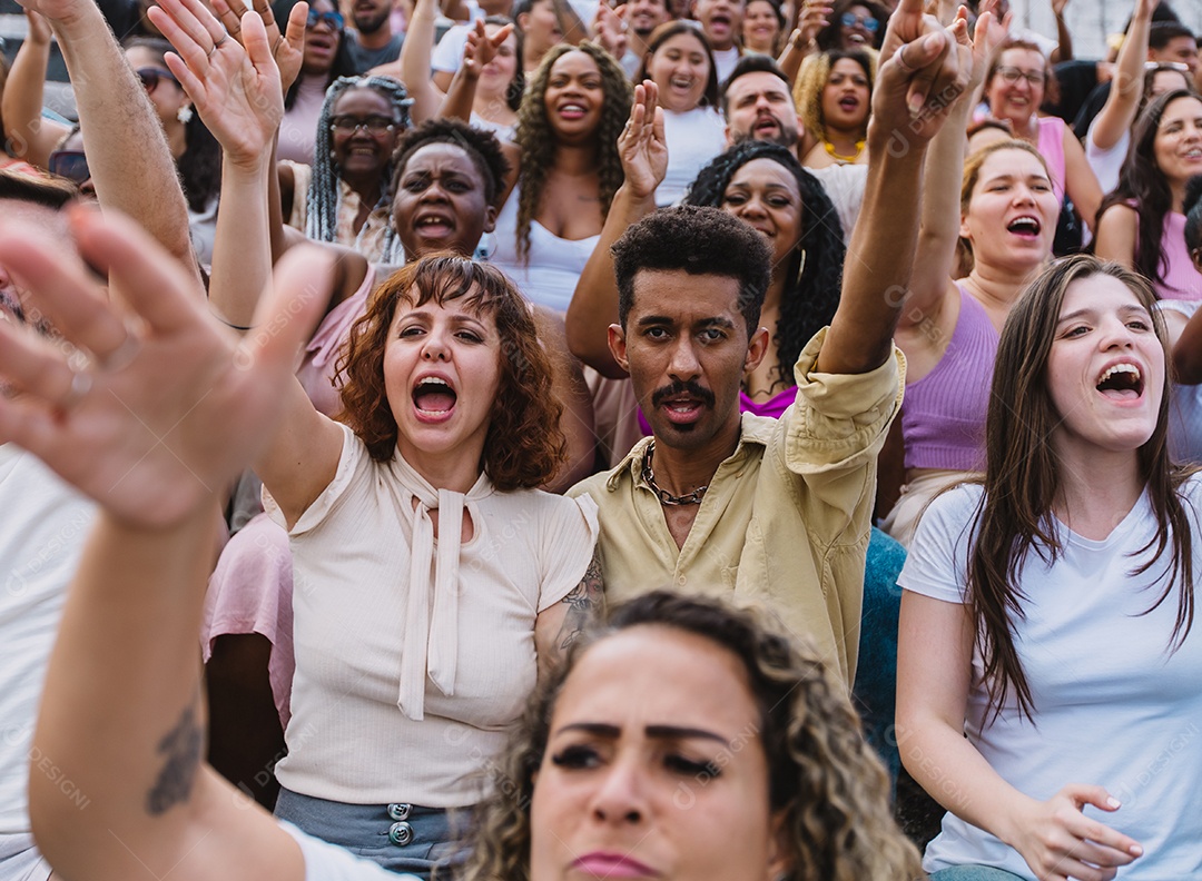 Pessoas jovens na multidão