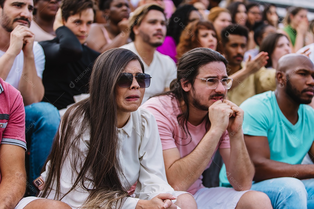 Pessoas jovens na multidão