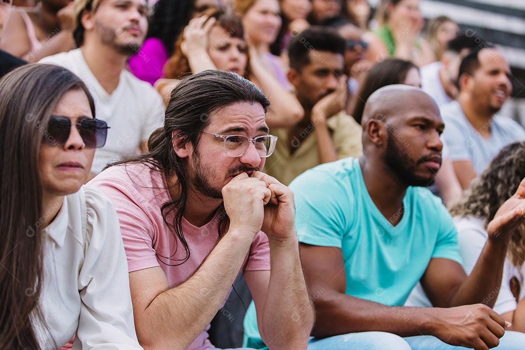 Pessoas jovens na multidão