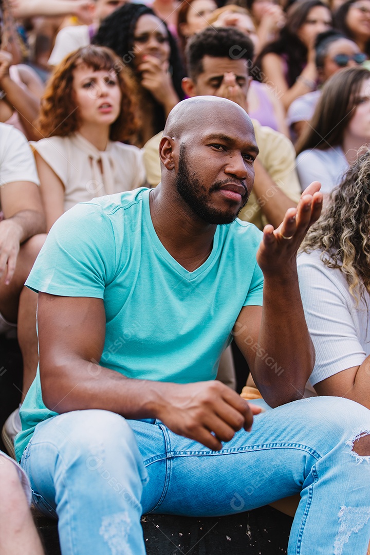 Jovens juntos na multidão